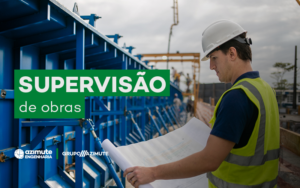 Engenheiro conferindo projeto técnico durante supervisão de obras por visitas técnicas no canteiro